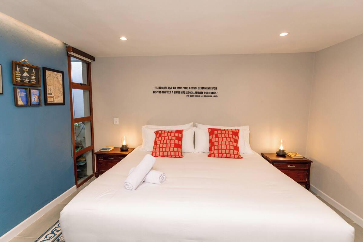 Deluxe Room, 1 King Bed | In-room safe, desk, iron/ironing board, free WiFi