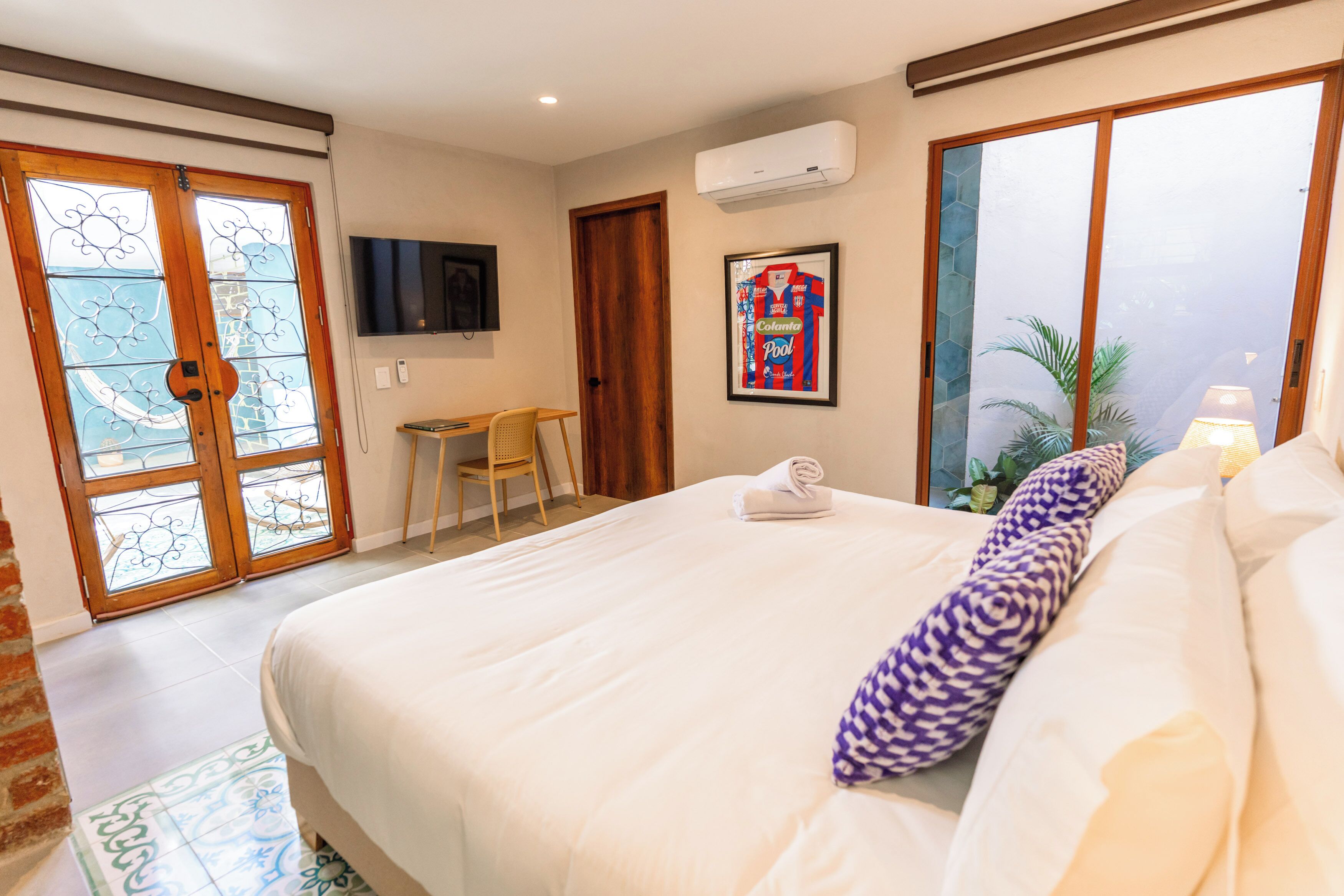 Deluxe Room, 1 King Bed, Patio