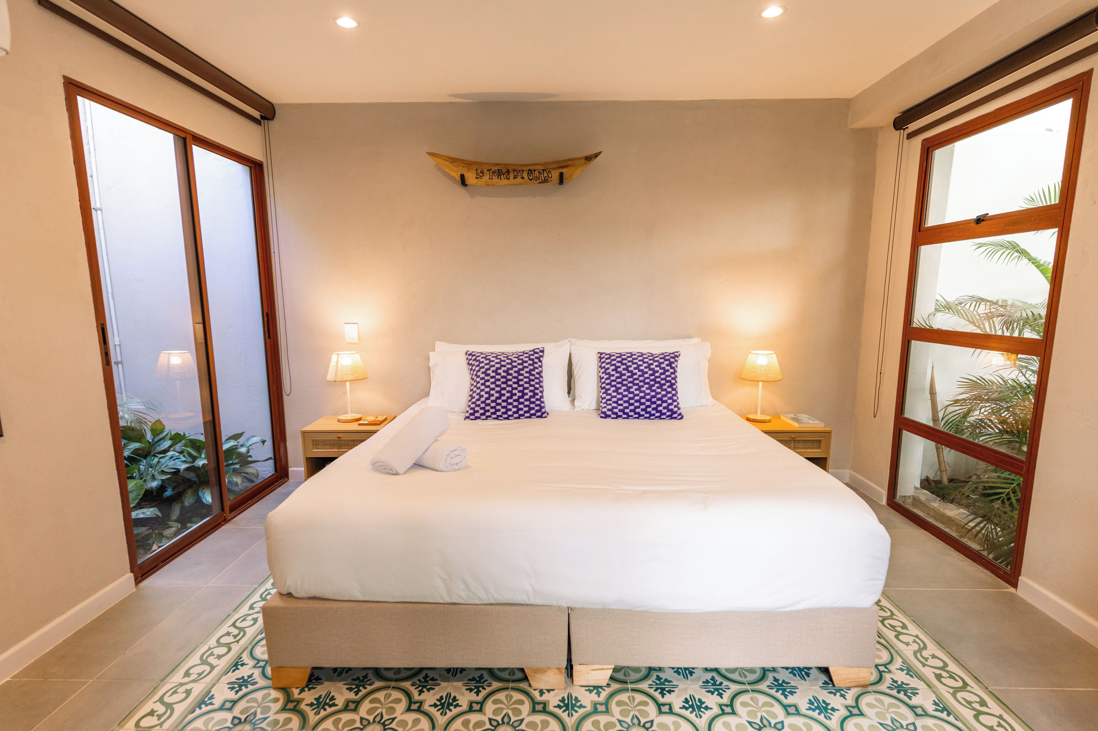 Habitación Deluxe, 1 cama King size, patio | Caja de seguridad en la habitación y escritorio 