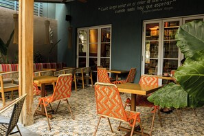 Outdoor dining - HOTEL LIBRERIA CAFE DE POMBAL (Santa Marta)