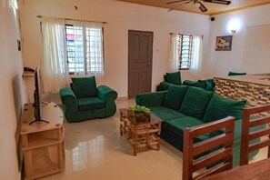 Departamento familiar, 2 habitaciones, cocineta | Área de sala de estar