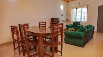 Apartamento família, 2 quartos, cozinha americana | Área de estar