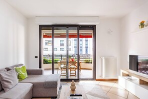 Apartment, 1 Schlafzimmer, barrierefrei, Balkon | Wohnbereich | Bücher