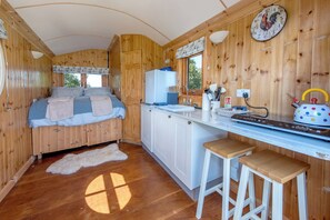 1 bedroom, bed sheets - Shepherd’s Hut Discovery – Peaceful Somerset Levels Escape (Langport)