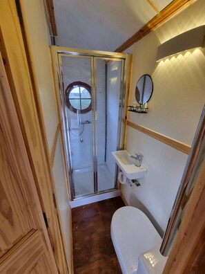 Hair dryer, towels, soap, toilet paper - Shepherd’s Hut Discovery – Peaceful Somerset Levels Escape (Langport)