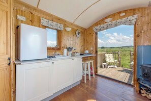 Fridge, stovetop - Shepherd’s Hut Discovery – Peaceful Somerset Levels Escape (Langport)