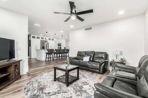 TV, offices - 3BR Retreat w/ Diving Pool, BBQ & Workspace (Mesa)