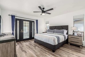 3 bedrooms, iron/ironing board, WiFi, bed sheets - 3BR Retreat w/ Diving Pool, BBQ & Workspace (Mesa)