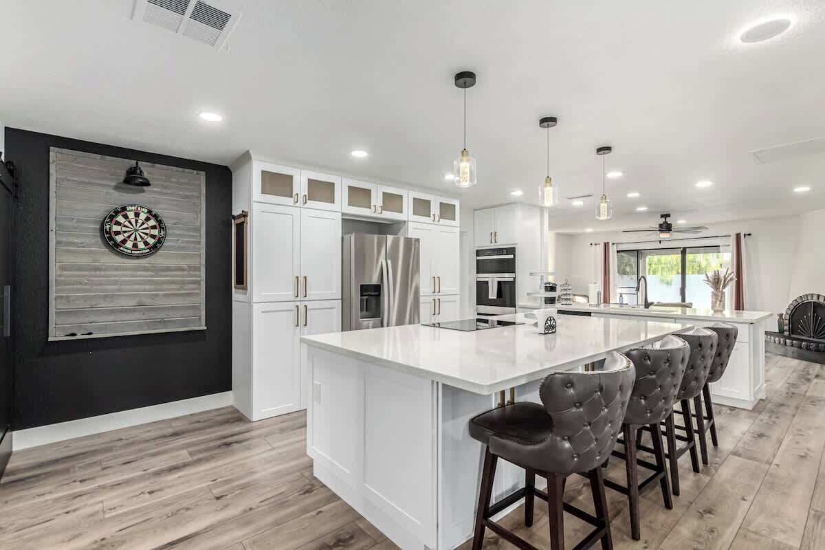 Réfrigérateur, four à micro-ondes, un four, surface de cuisson