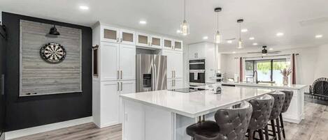 Réfrigérateur, four à micro-ondes, un four, surface de cuisson