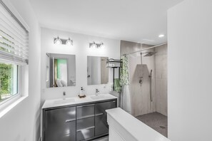 Shower, hair dryer, towels, soap - The TEA-Riffic Inn with theatre room! (Atlanta)