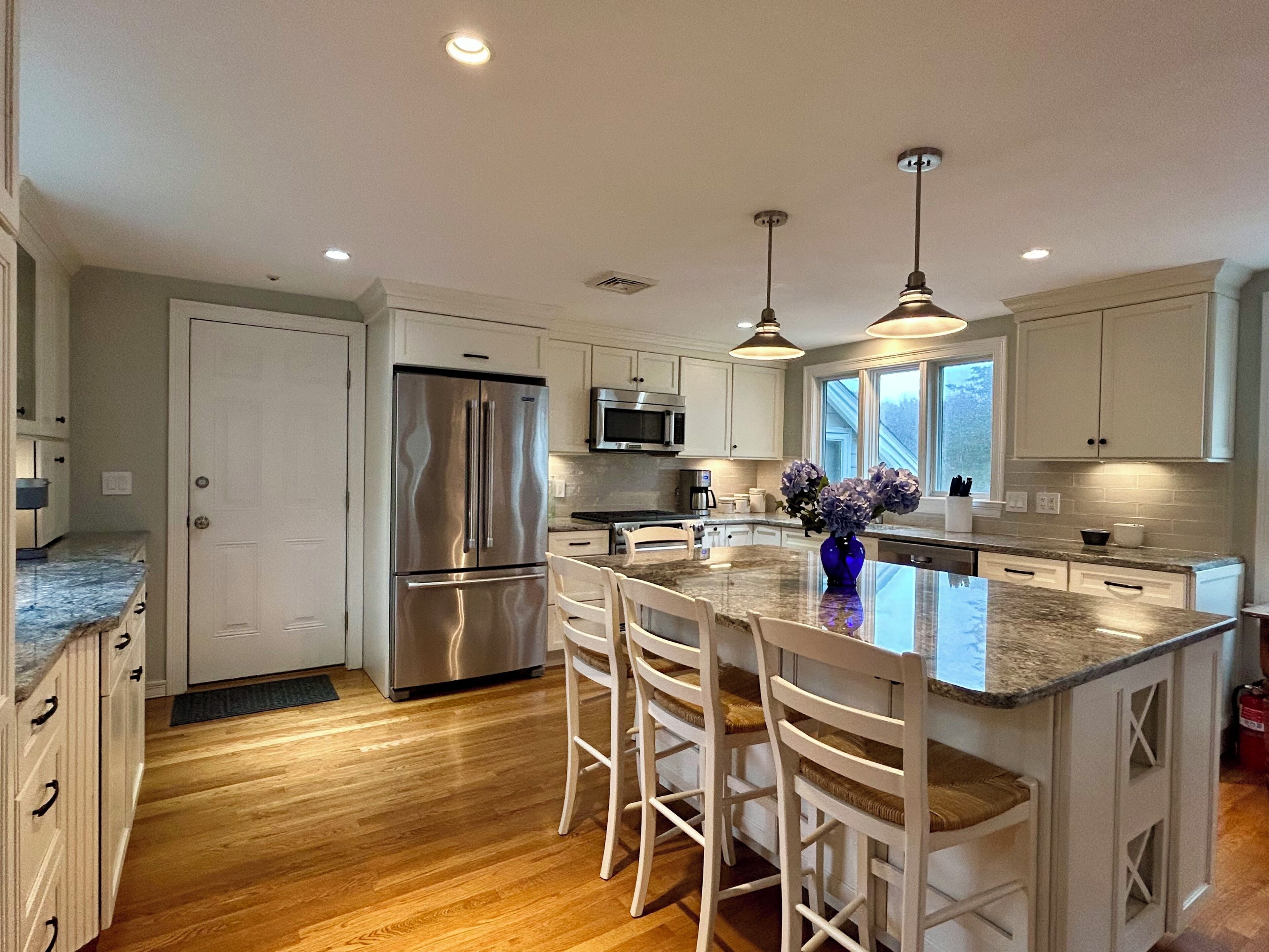 冷蔵庫、電子レンジ、オーブン、コンロ