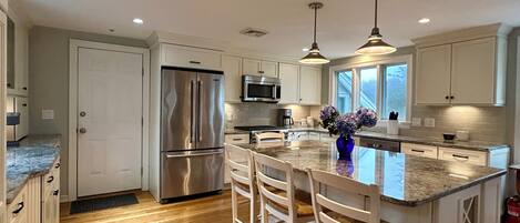 Réfrigérateur, four à micro-ondes, un four, surface de cuisson