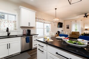 ثلاجة، ميكروويف، موقد طهي مسطح، غسالة أطباق