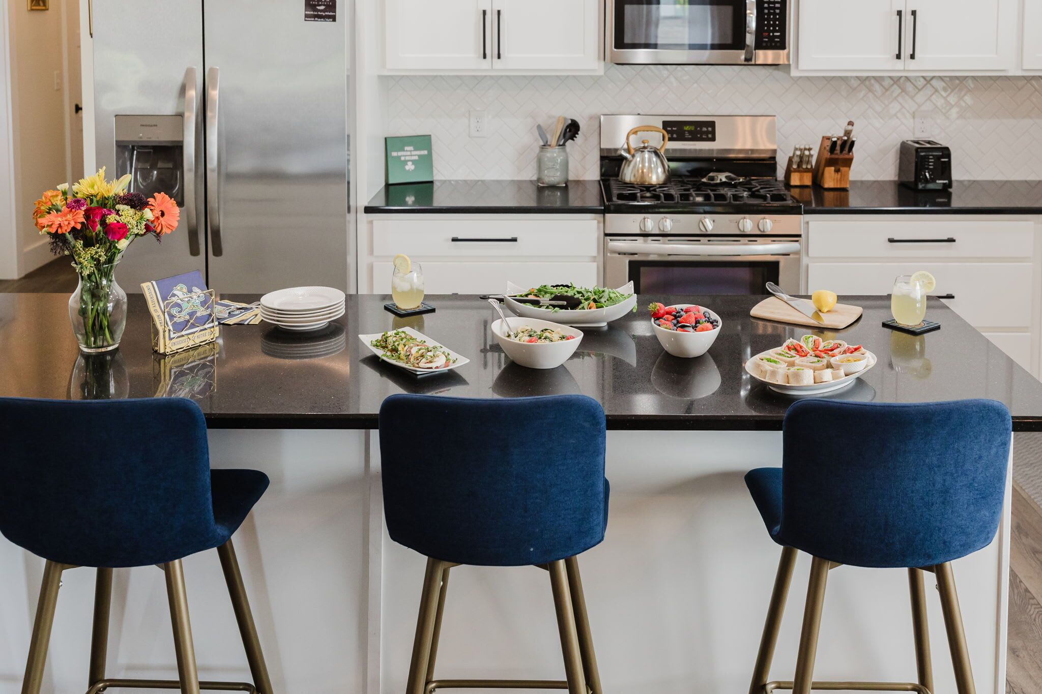 Réfrigérateur, four à micro-ondes, surface de cuisson, lave-vaisselle