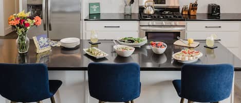 Réfrigérateur, four à micro-ondes, surface de cuisson, lave-vaisselle