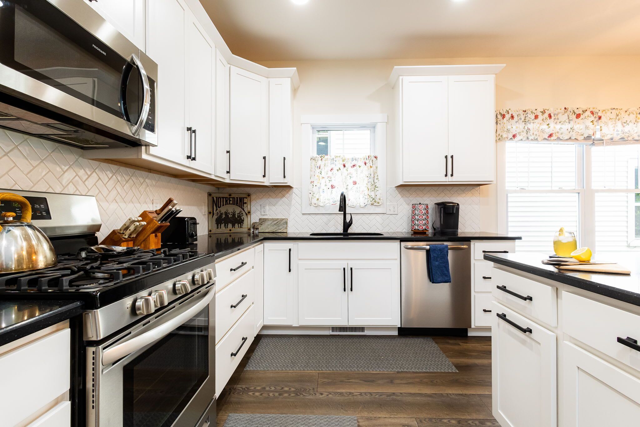 Réfrigérateur, four à micro-ondes, surface de cuisson, lave-vaisselle