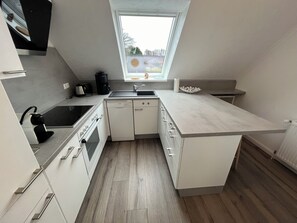 ثلاجة، فرن، موقد طهي مسطح، غسالة أطباق