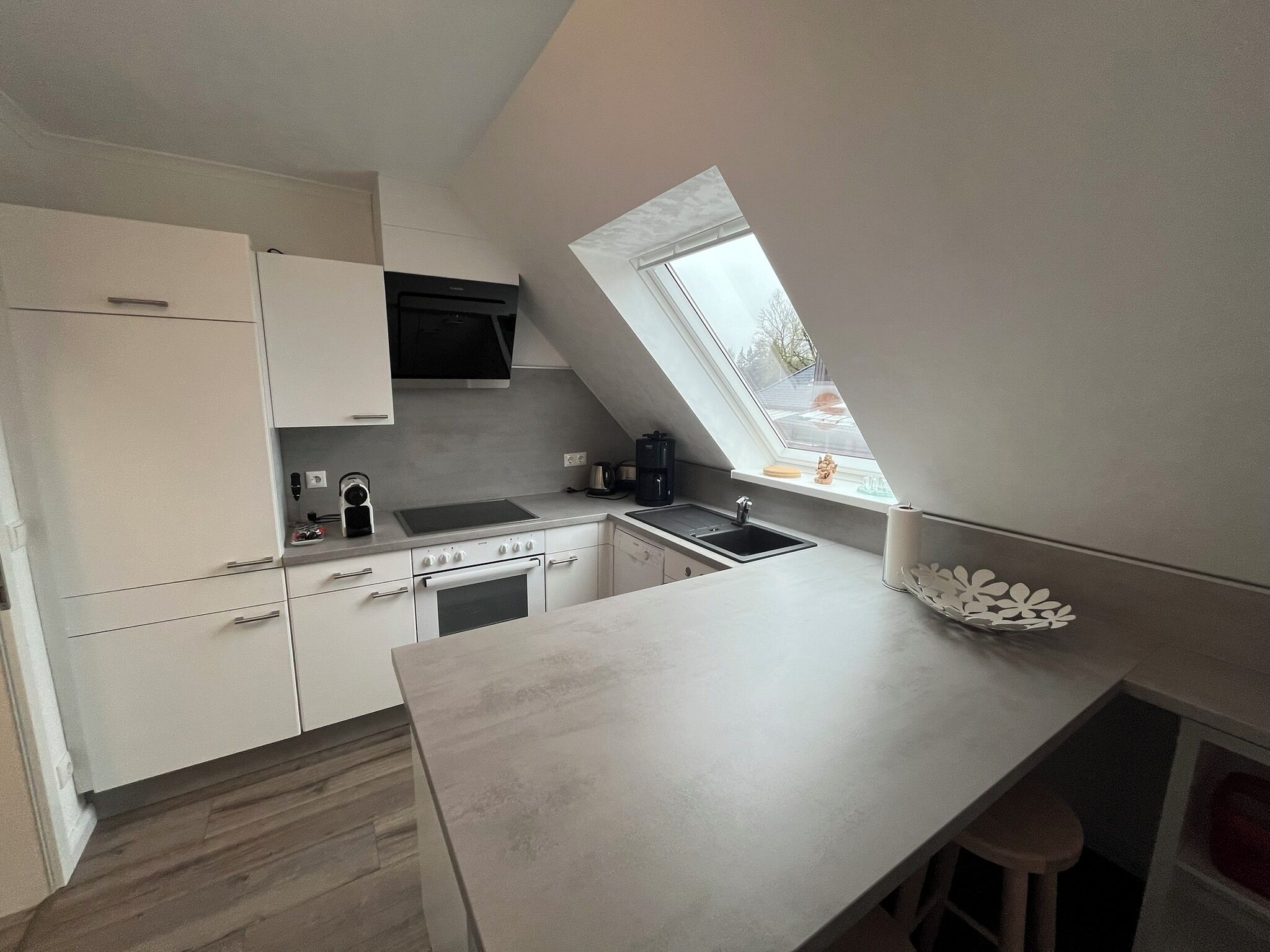 Een koelkast, een oven, een kookplaat, een vaatwasser