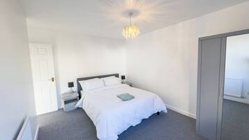 3 bedrooms, iron/ironing board, internet, bed sheets