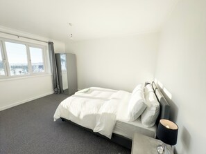 3 chambres, fer et planche à repasser, accès Internet, draps fournis