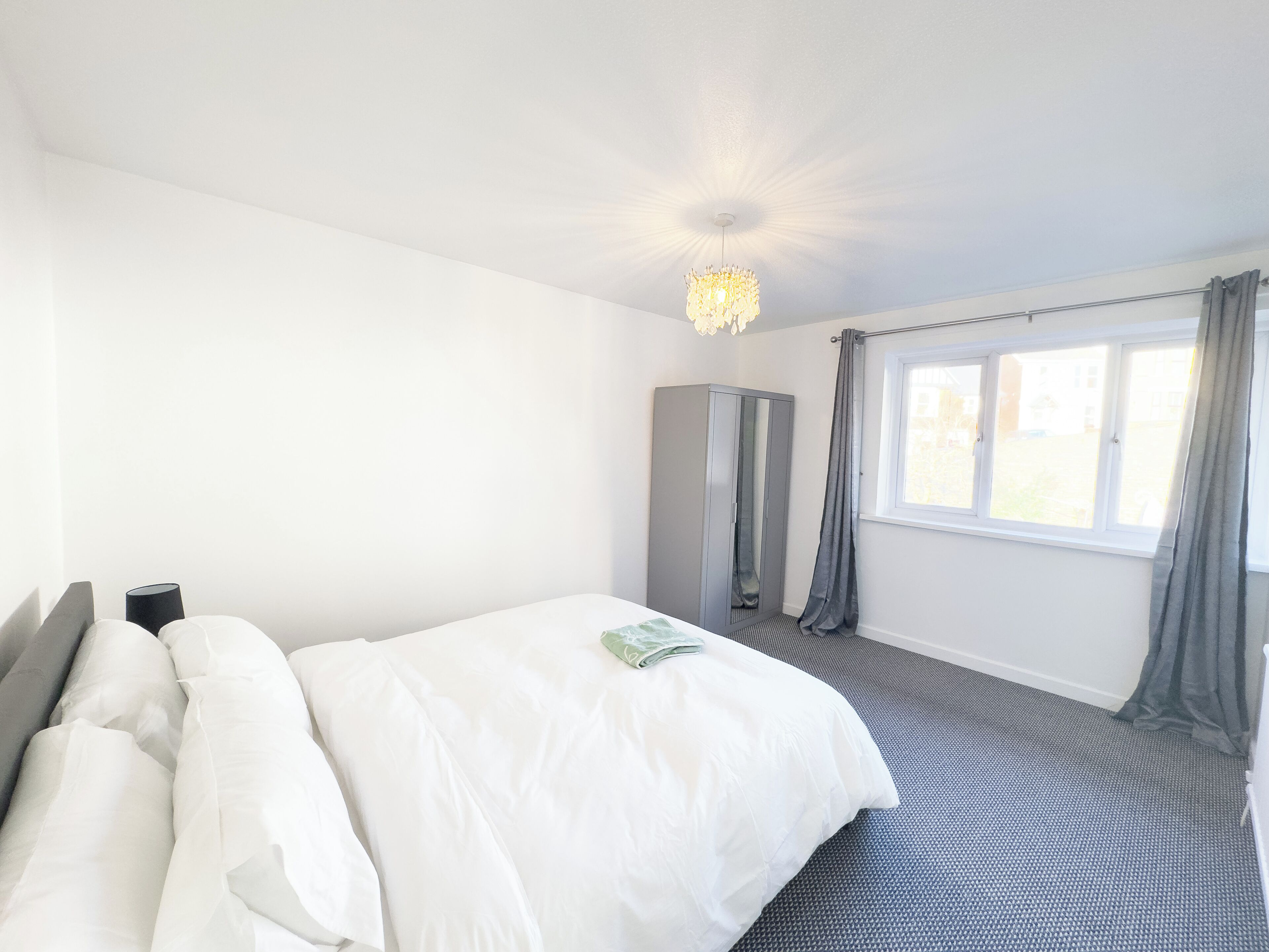 3 slaapkamers, een strijkplank/strijkijzer, internet, beddengoed