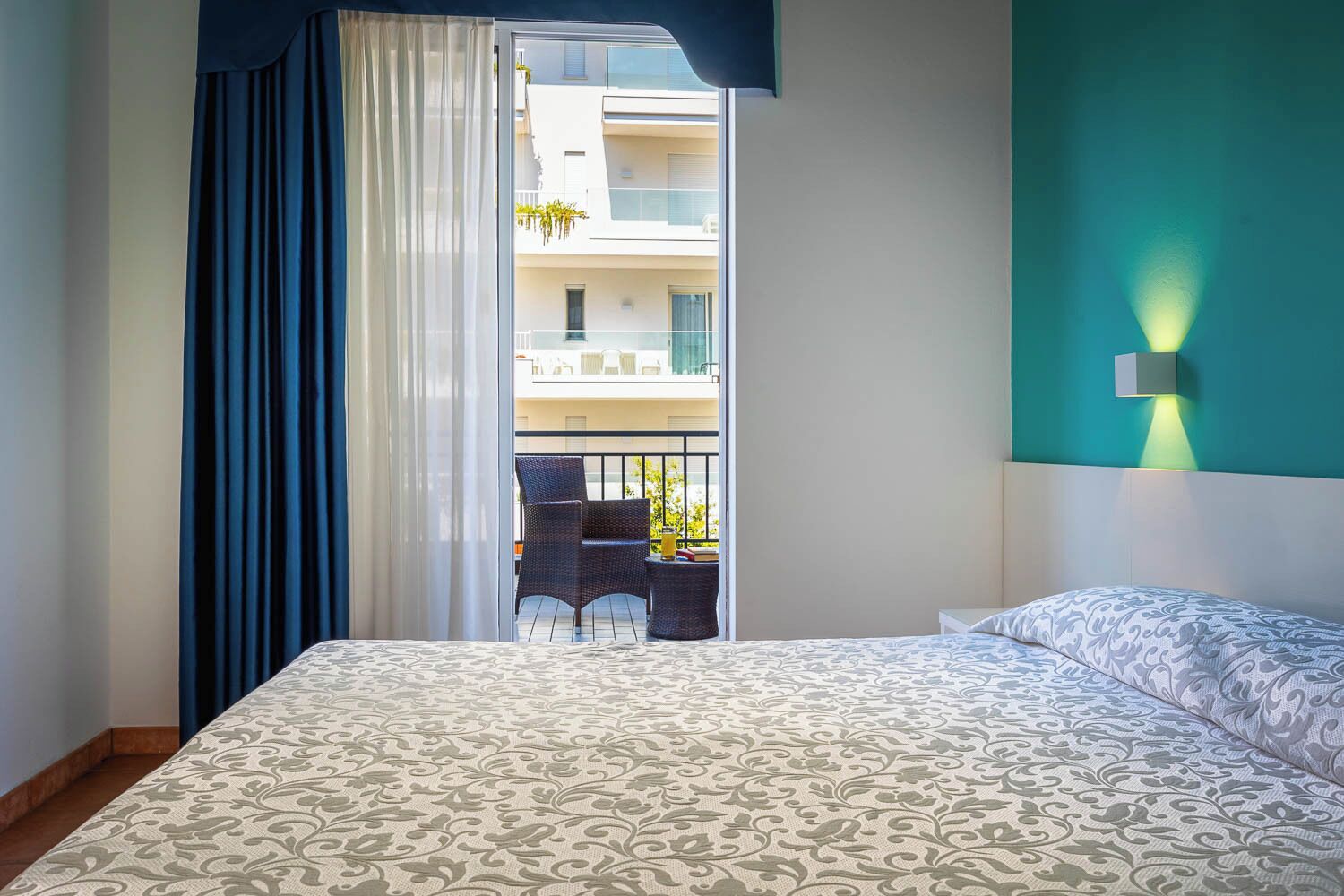 Camera Superior con letto matrimoniale o 2 letti singoli, balcone | Una cassaforte in camera, ferro/asse da stiro, Wi-Fi gratuito, lenzuola