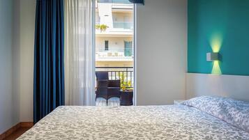 Camera Superior con letto matrimoniale o 2 letti singoli, balcone | Una cassaforte in camera, ferro/asse da stiro, Wi-Fi gratuito, lenzuola