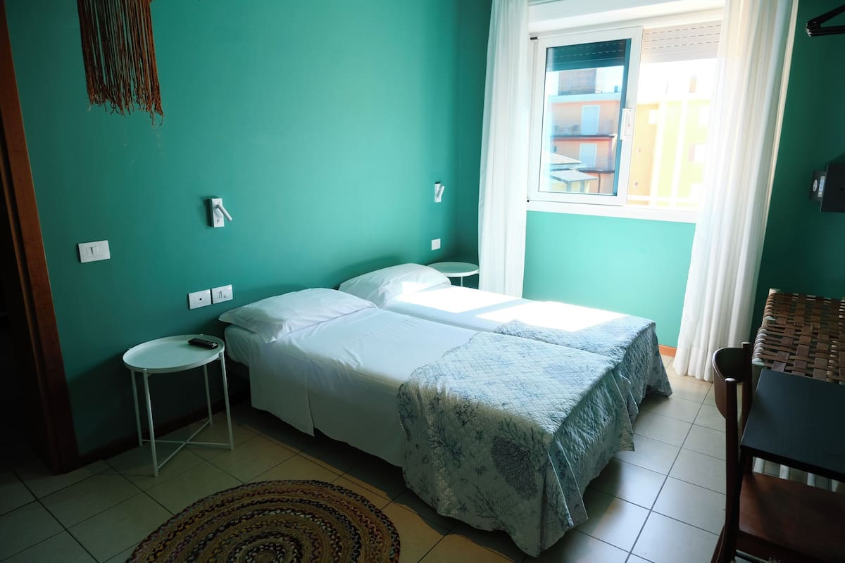 Deluxe Room | In-room safe, iron/ironing board (on request), WiFi (free), bed sheets