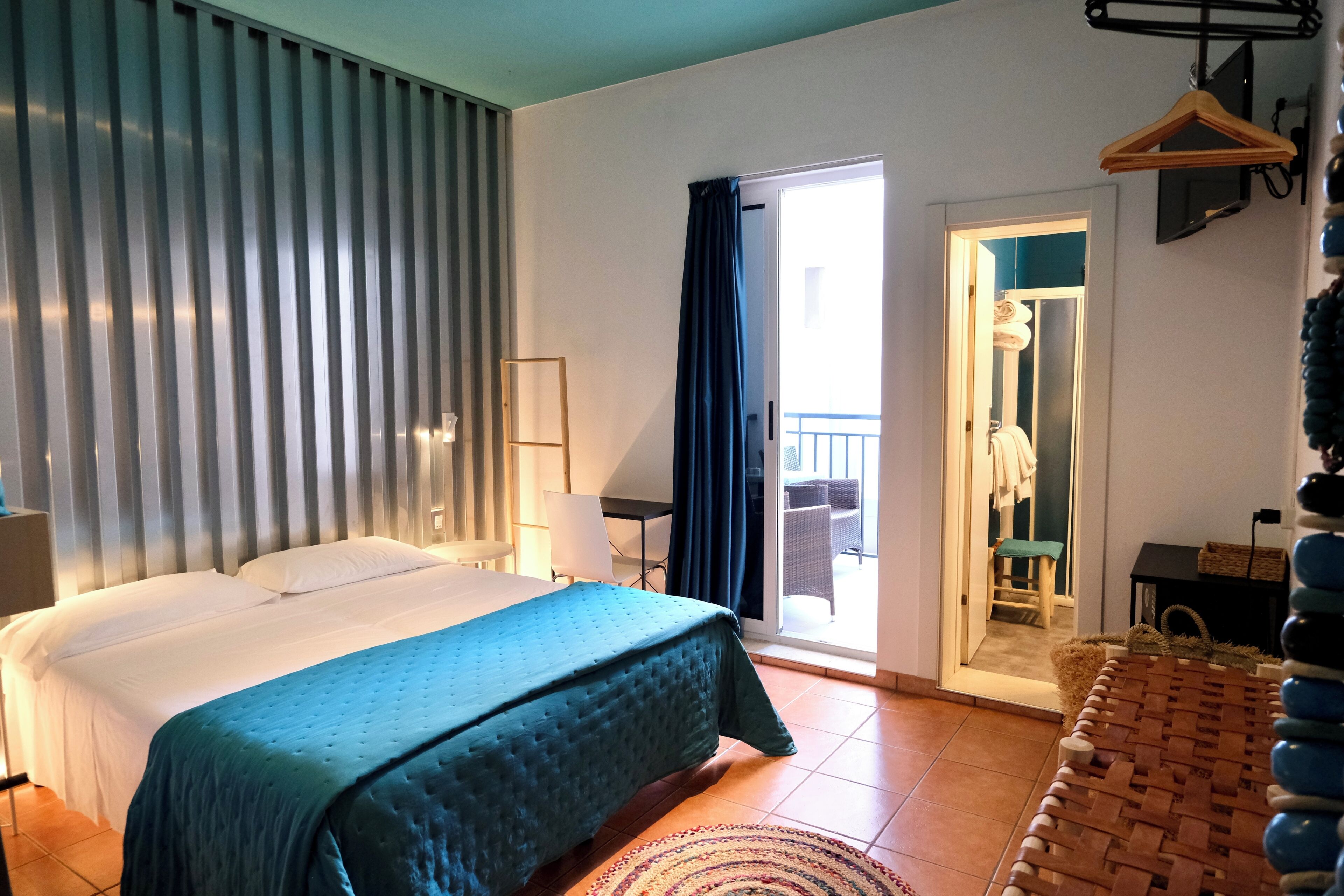 Habitación cuádruple económica, balcón | Caja fuerte, tabla de planchar con plancha, wifi gratis y ropa de cama