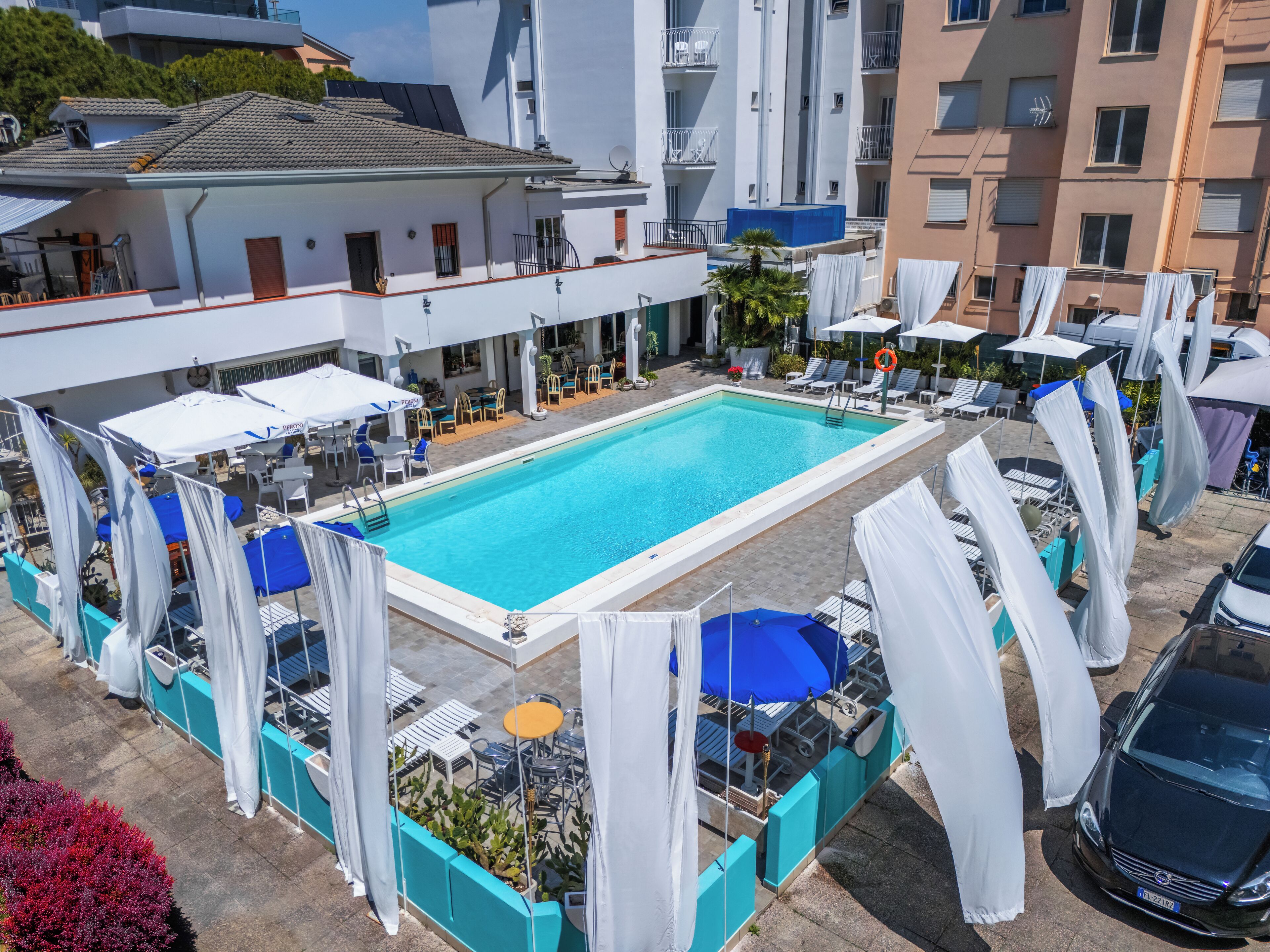 Una piscina al aire libre de temporada