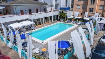 Hồ bơi ngoài trời phục vụ theo mùa