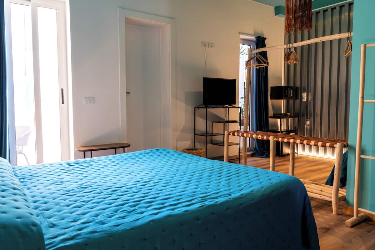 Junior Suite | In-room safe, iron/ironing board (on request), WiFi (free), bed sheets