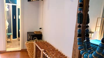 Economy vierpersoonskamer, balkon | Een kluis op de kamer, een strijkplank/strijkijzer, gratis wifi