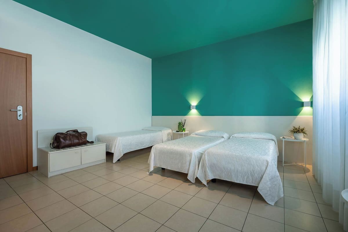 Family Room | In-room safe, iron/ironing board, free cribs/infant beds, free WiFi