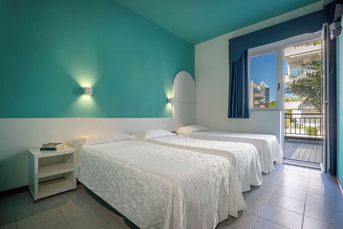 Superior Triple Room | In-room safe, iron/ironing board, free cribs/infant beds, free WiFi