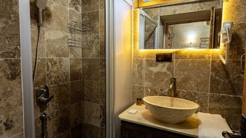 Family Triple Room | Bathroom