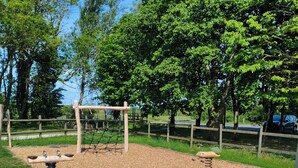 A playground with seesaws and a climbing structure. - House with courtyard, 3-minute walk from the beach 🏖️ - the sea breeze 🌊 (Gravelines)