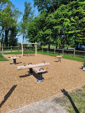 A playground with seesaws and a climbing structure. - House with courtyard, 3-minute walk from the beach 🏖️ - the sea breeze 🌊 (Gravelines)