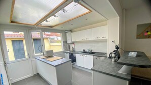 Private kitchen - House with courtyard, 3-minute walk from the beach 🏖️ - the sea breeze 🌊 (Gravelines)