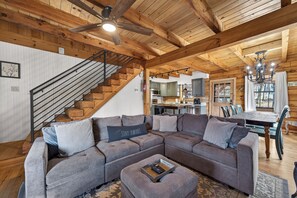 Smart TV, chimenea y libros 