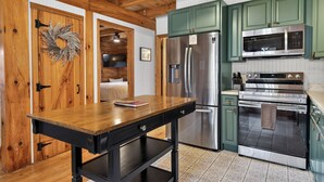 3 bedrooms, desk, travel crib, WiFi (free) - Lakefront Escape w/Private Water Access, Dock, Kayaks, & Fire Pit. Pet Friendly! (Sparta)