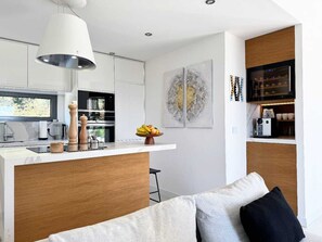 Villa | Eget kjøkken | Høy barnestol og rengjøringsutstyr