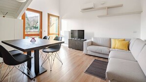 Books - Modern Flat 2 Near the Swiss Border in Viggiù (Viggiu)