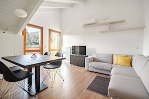 Books - Modern Flat 2 Near the Swiss Border in Viggiù (Viggiu)