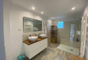 Shower, hair dryer, towels, soap - Private air-conditioned villa with heated pool and pool house (Aix En Provence)