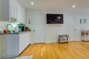 Fridge, microwave, coffee/tea maker, toaster