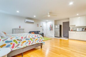 Desk, iron/ironing board, WiFi, bed sheets