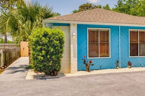 Exterior - Relaxing Gulf Breeze Retreat Minutes to Beaches (Gulf Breeze)