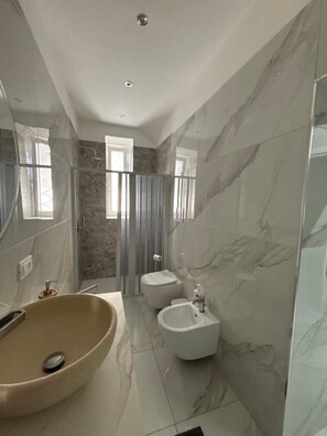 Doccia, asciugacapelli, bidet, asciugamani